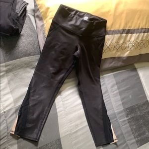 ALO Faux Leather Detail Capri Yoga Tights